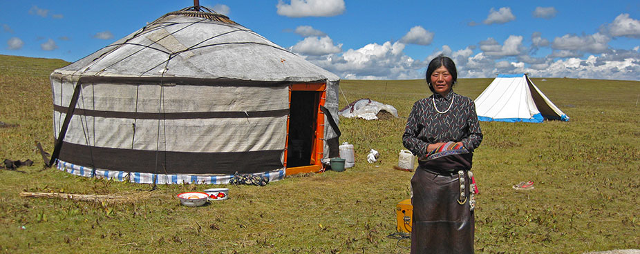 Tibetan-Mogolian-yurt-and-nomads-in-Qinghai926x368